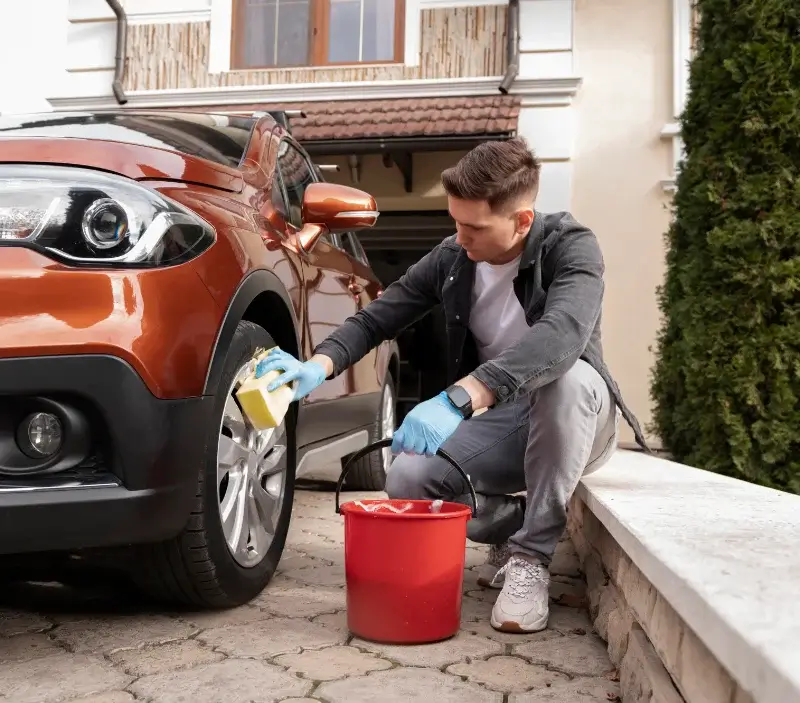 Lavage auto à domicile La Chapelle-du-Noyer : professionnel intervenant sur un véhicule